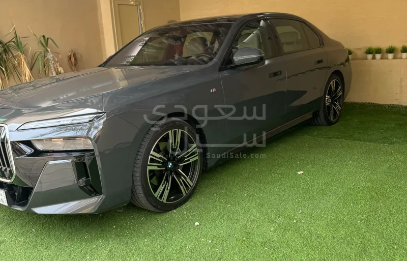 2024 بي ام دبليو الفئة السابعة 735أي