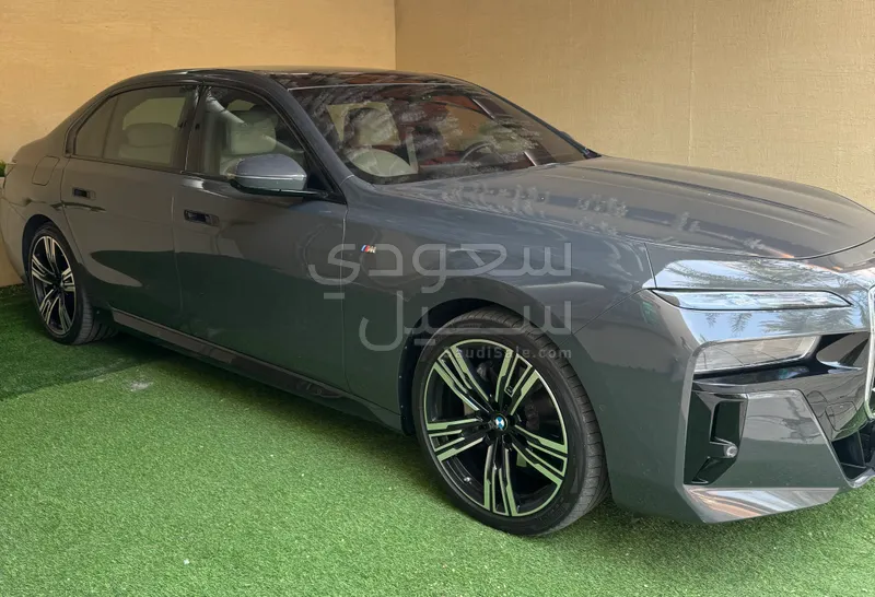 2024 بي ام دبليو الفئة السابعة 735أي