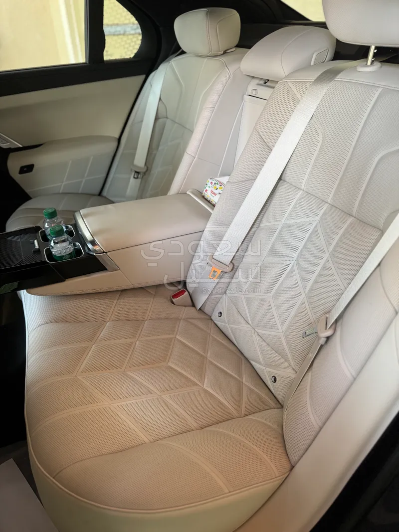 2024 بي ام دبليو الفئة السابعة 735أي