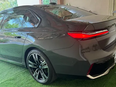 2024 بي ام دبليو الفئة السابعة 735أي