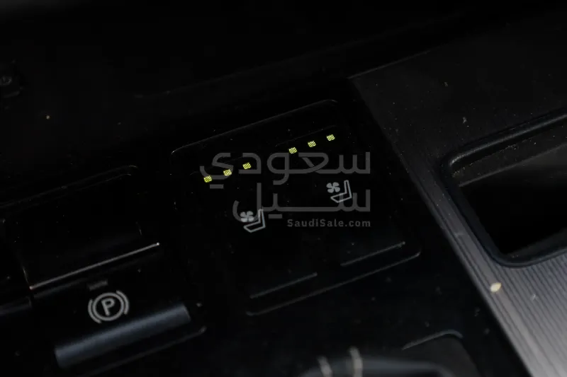 2022 لكزس أر إكس 350