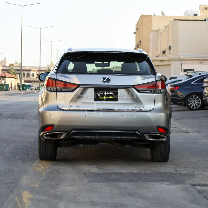 2022 لكزس أر إكس 350