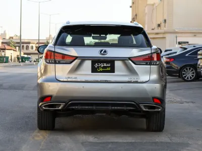 2022 لكزس أر إكس 350