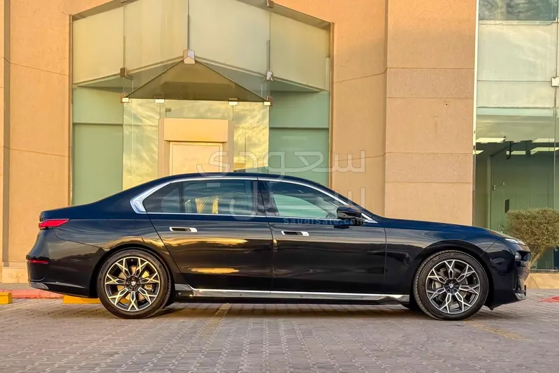 2026 بي ام دبليو الفئة السابعة 735أي