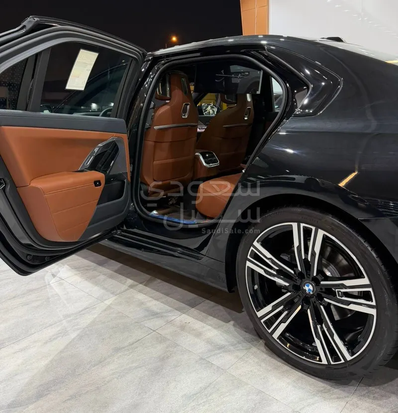 2026 بي ام دبليو الفئة السابعة 735أي