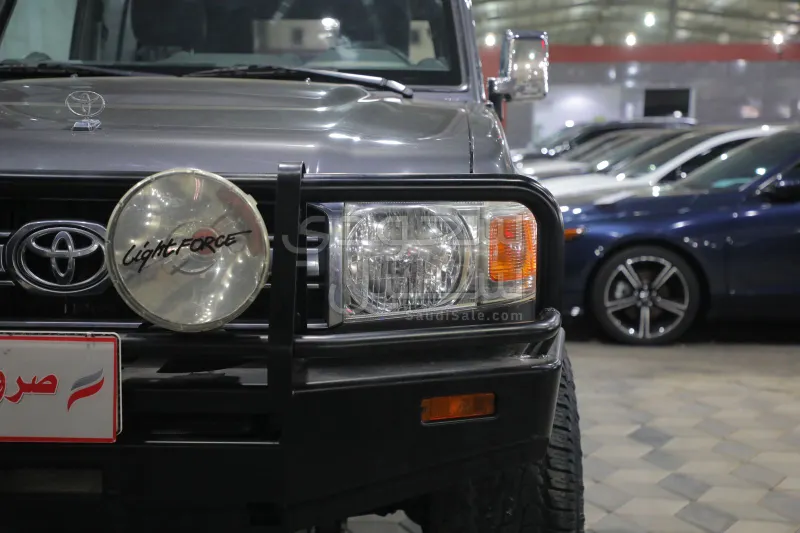 2011 تويوتا لاند كروزر ربع ال اكس