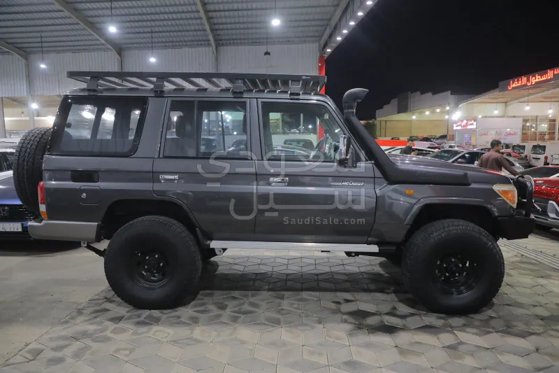 2011 تويوتا لاند كروزر ربع ال اكس