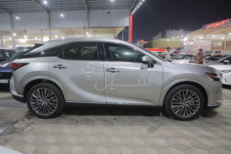 2024 لكزس أر إكس 350