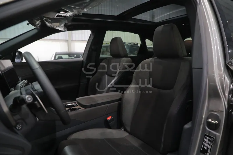 2024 لكزس أر إكس 350