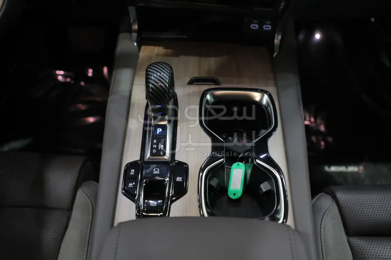 2024 لكزس أر إكس 350