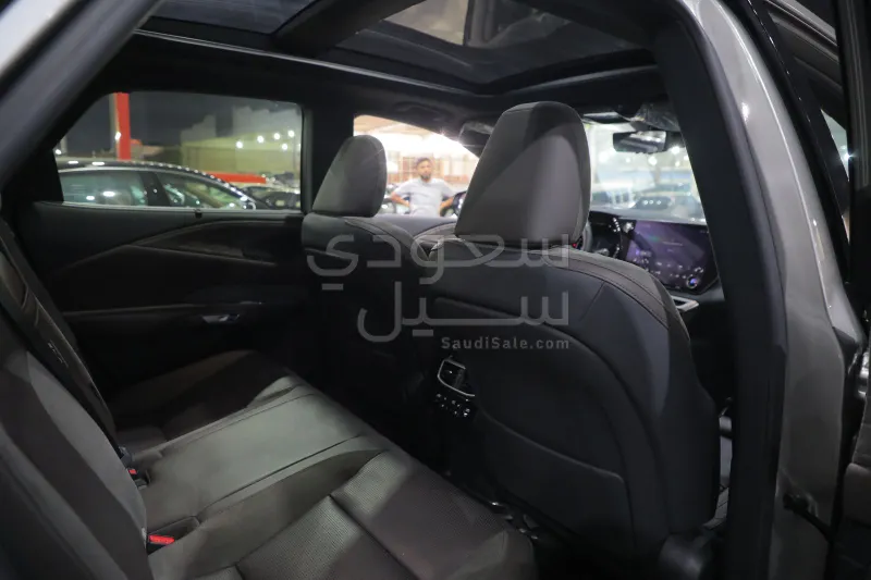 2024 لكزس أر إكس 350