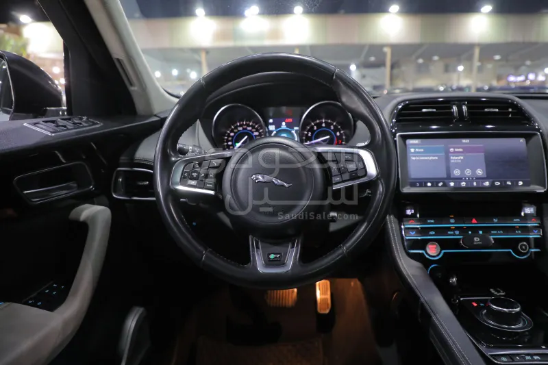 2019 جاكوار اف-بيس