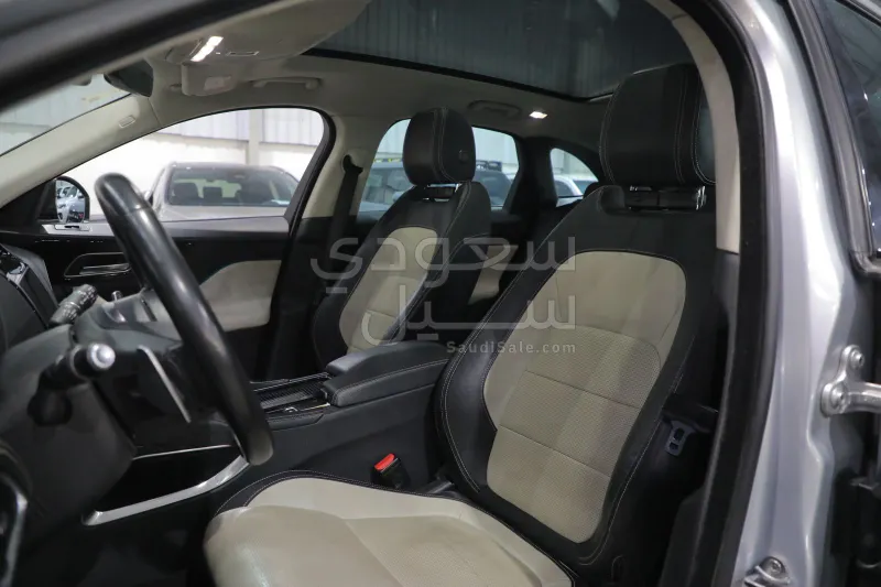 2019 جاكوار اف-بيس