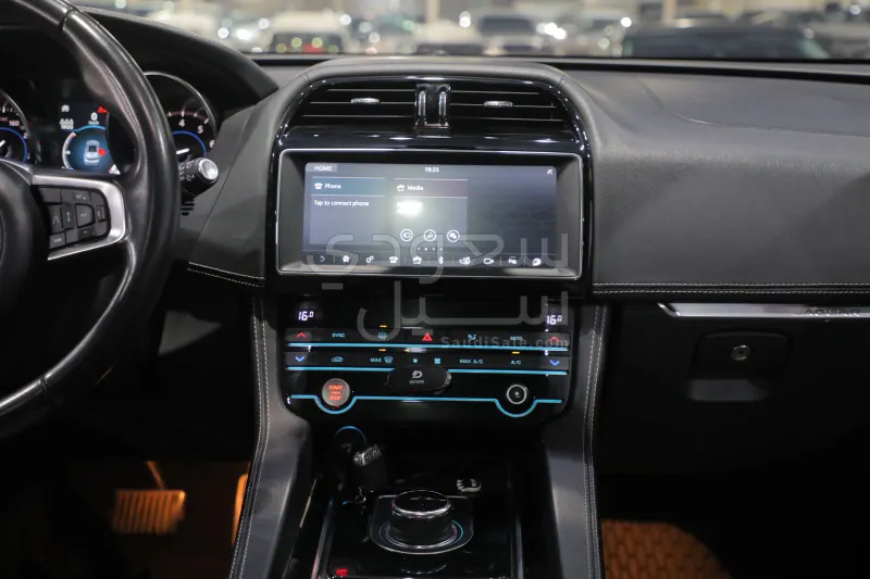 2019 جاكوار اف-بيس