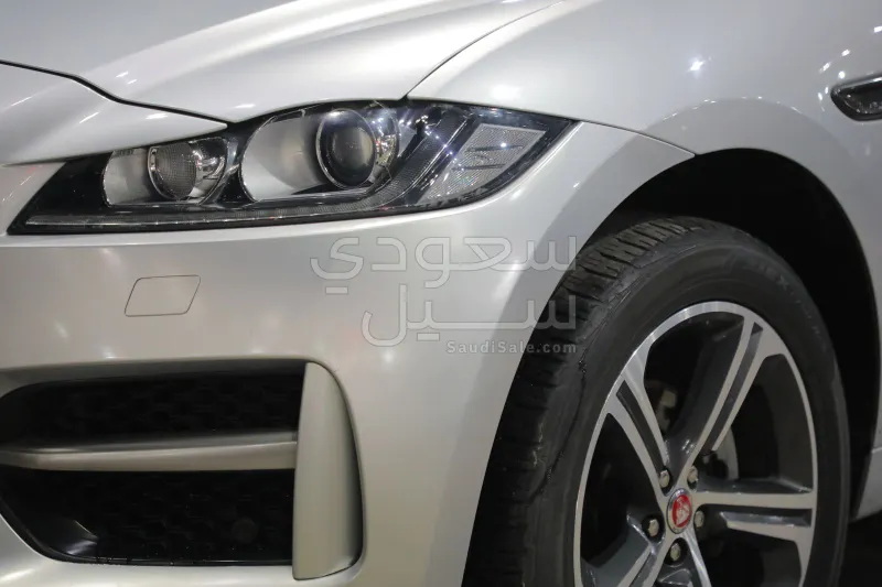 2019 جاكوار اف-بيس