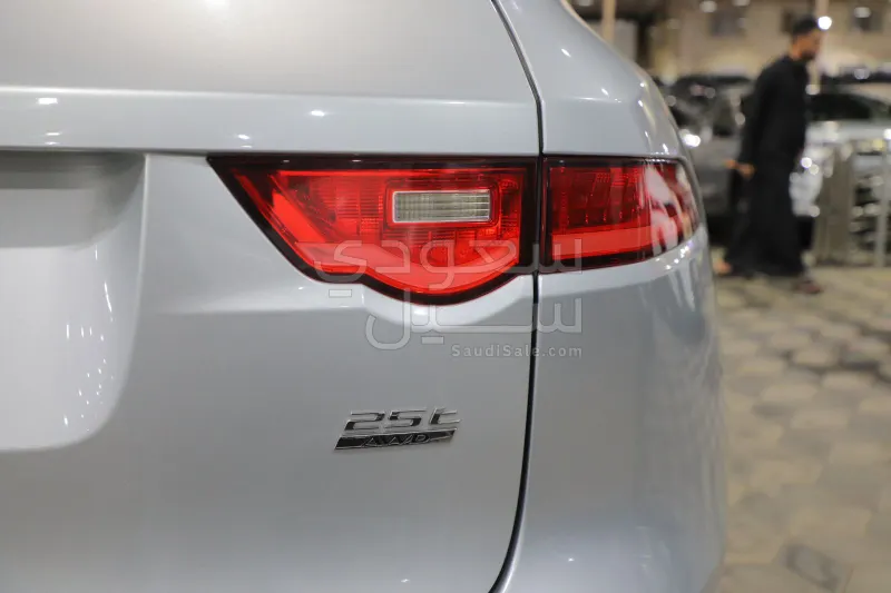 2019 جاكوار اف-بيس