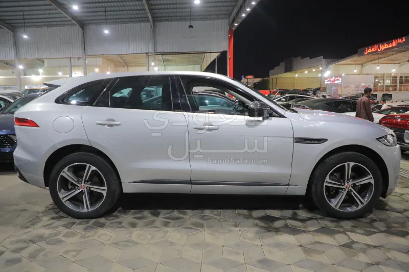 2019 جاكوار اف-بيس