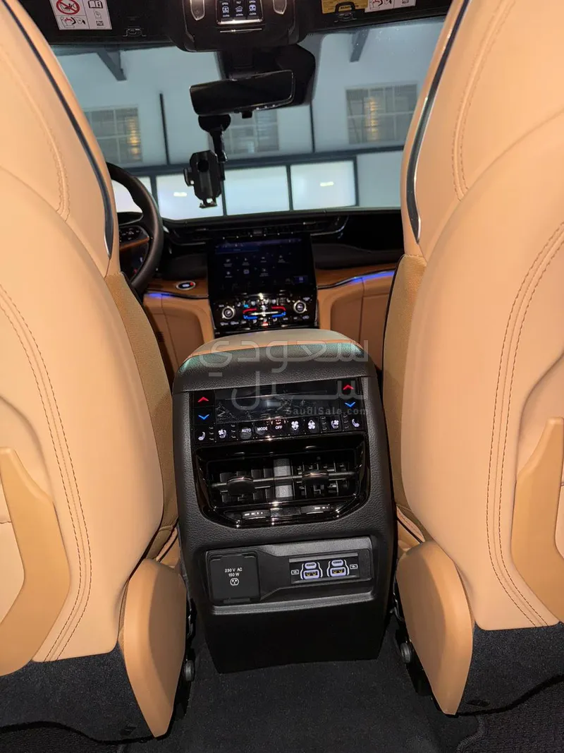 2025 جييب جراند شيروكي ساميت