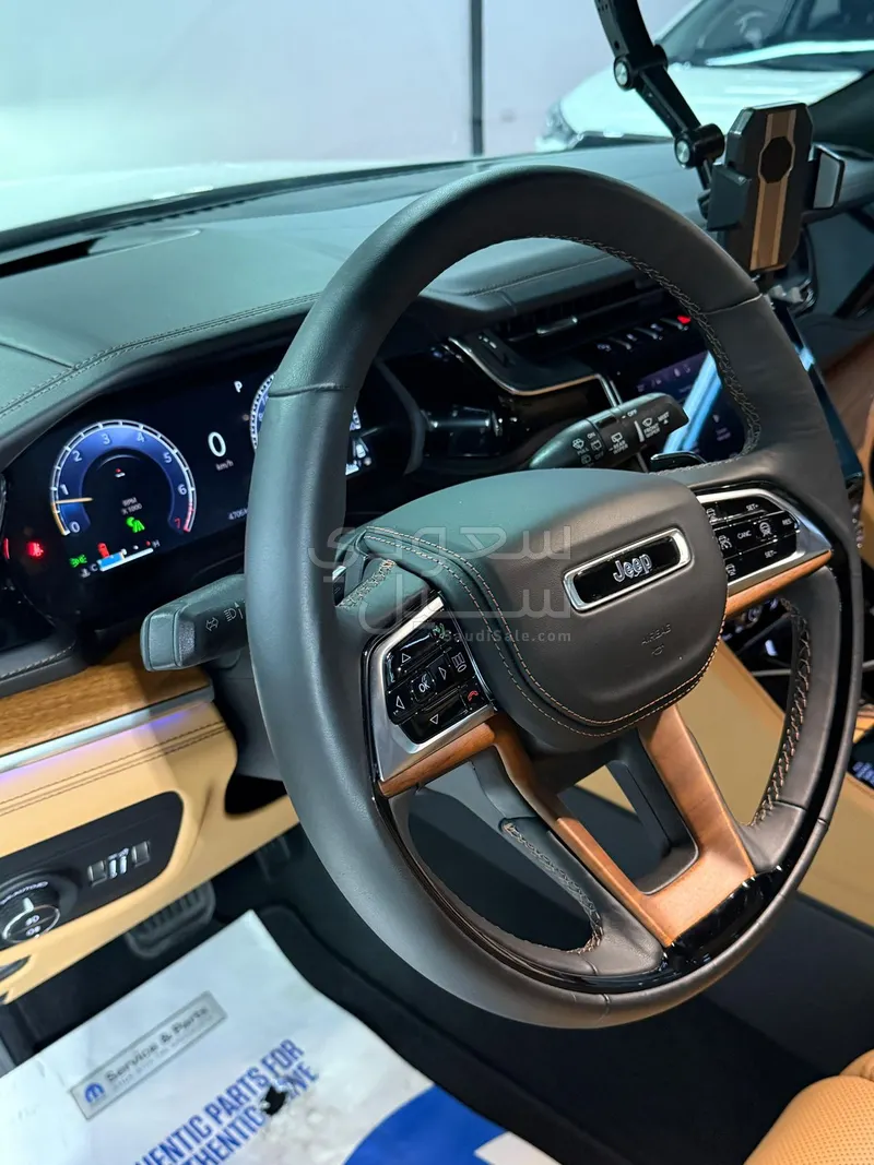 2025 جييب جراند شيروكي ساميت