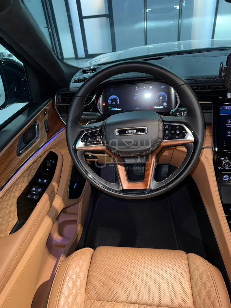 2025 جييب جراند شيروكي ساميت