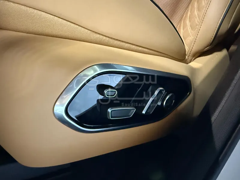 2025 جييب جراند شيروكي ساميت