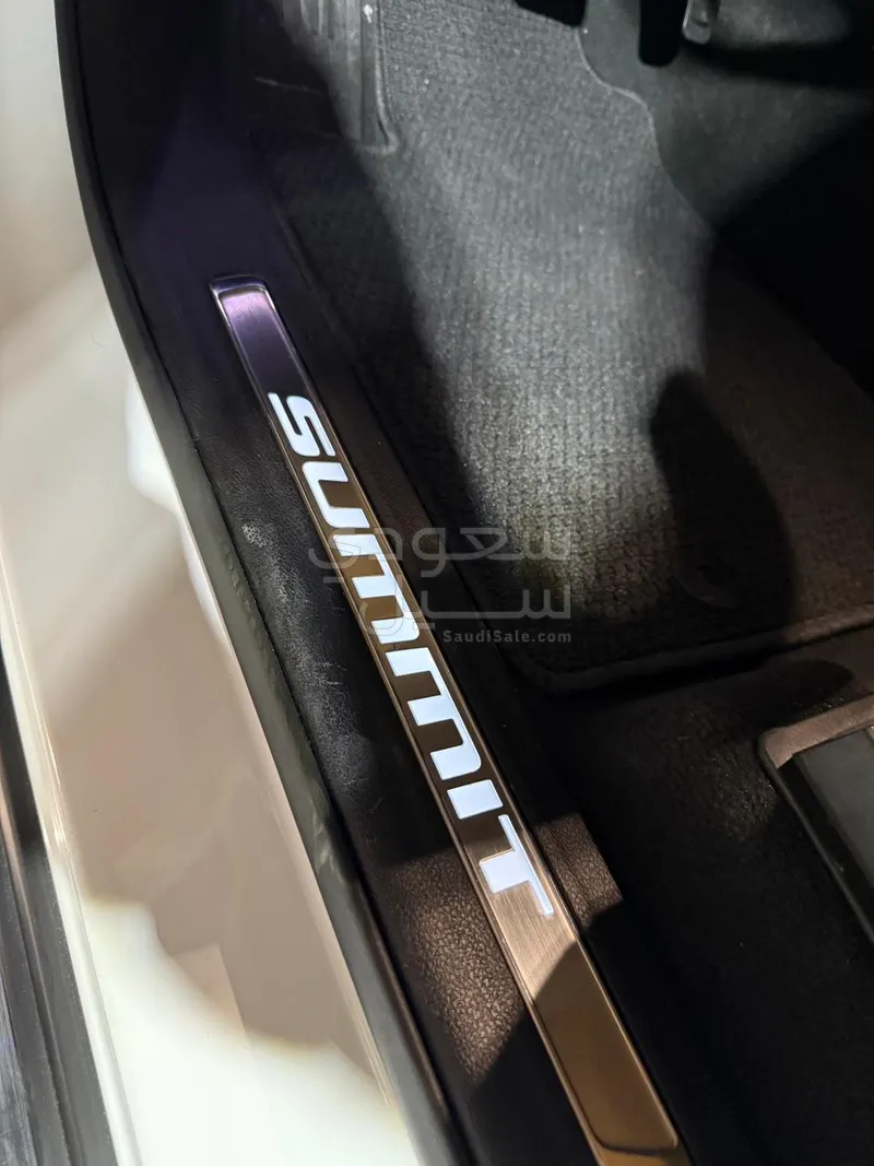 2025 جييب جراند شيروكي ساميت