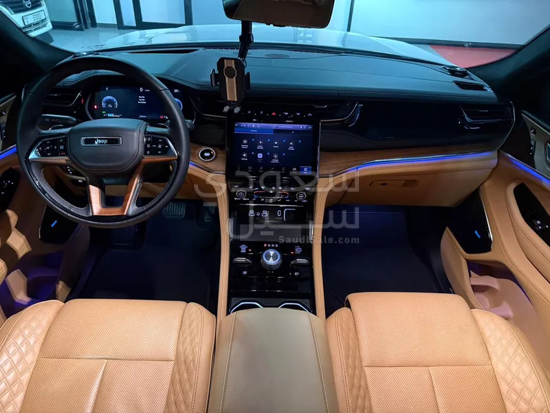 2025 جييب جراند شيروكي ساميت