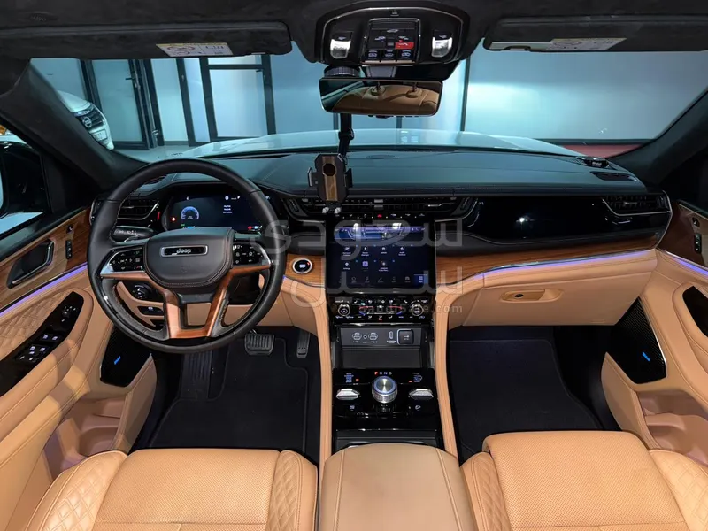 2025 جييب جراند شيروكي ساميت