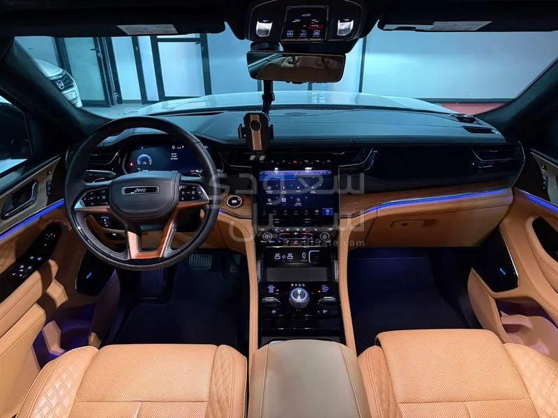 2025 جييب جراند شيروكي ساميت