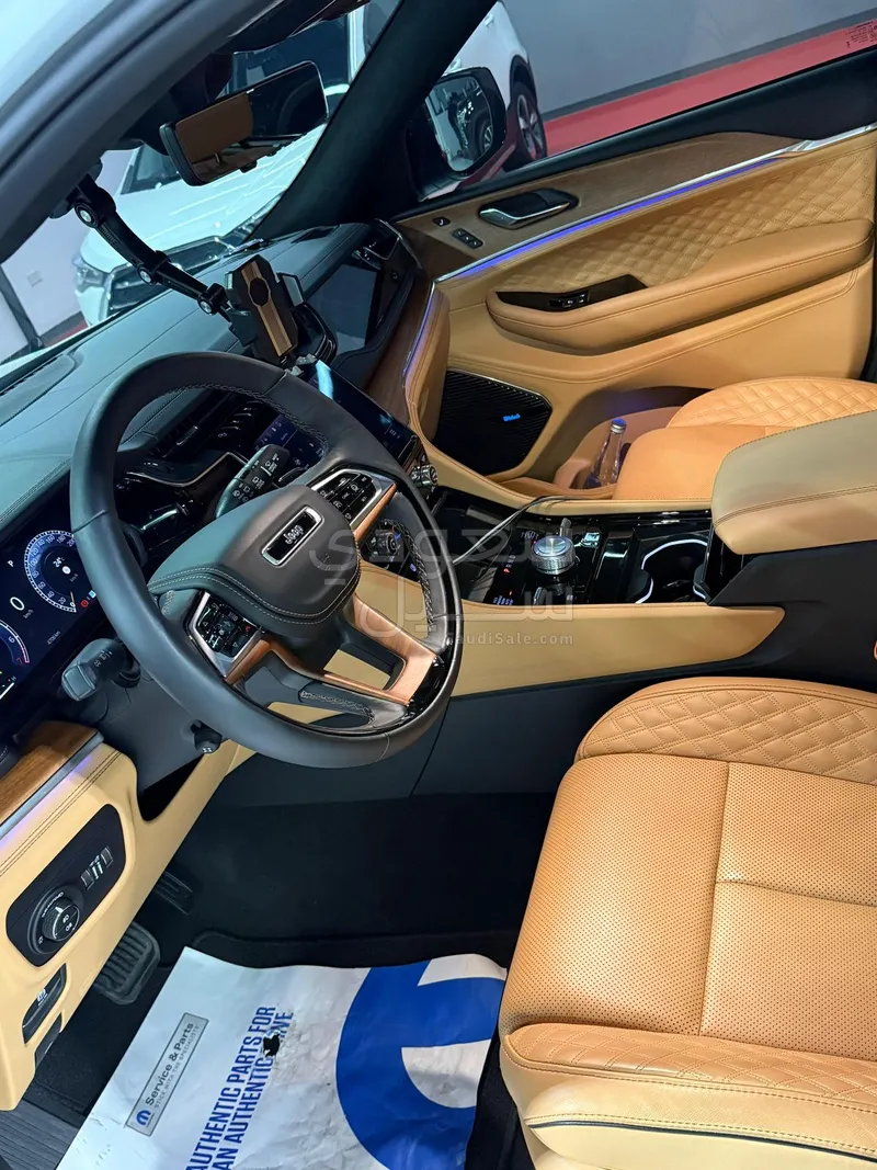 2025 جييب جراند شيروكي ساميت