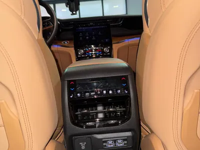 2025 جييب جراند شيروكي ساميت