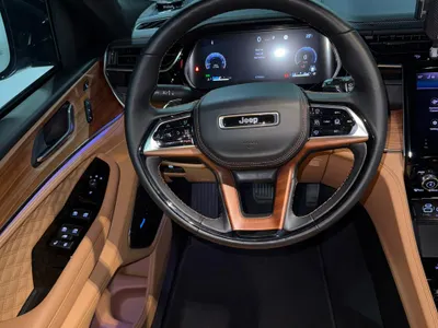 2025 جييب جراند شيروكي ساميت