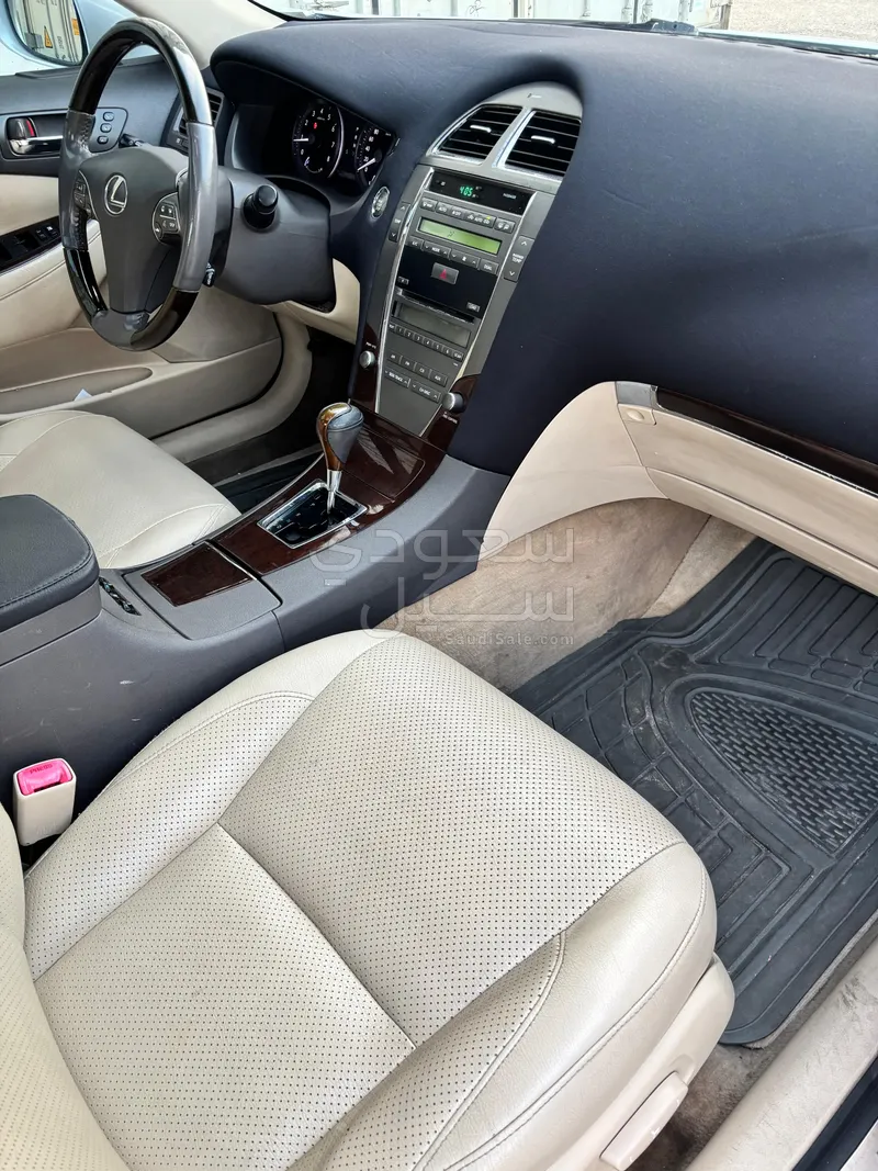 2011 لكزس إي إس 350