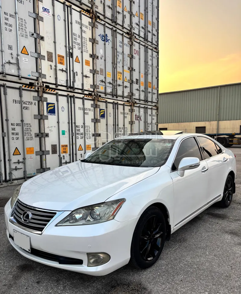 2011 لكزس إي إس 350