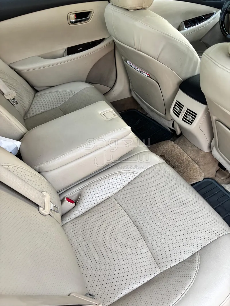 2011 لكزس إي إس 350