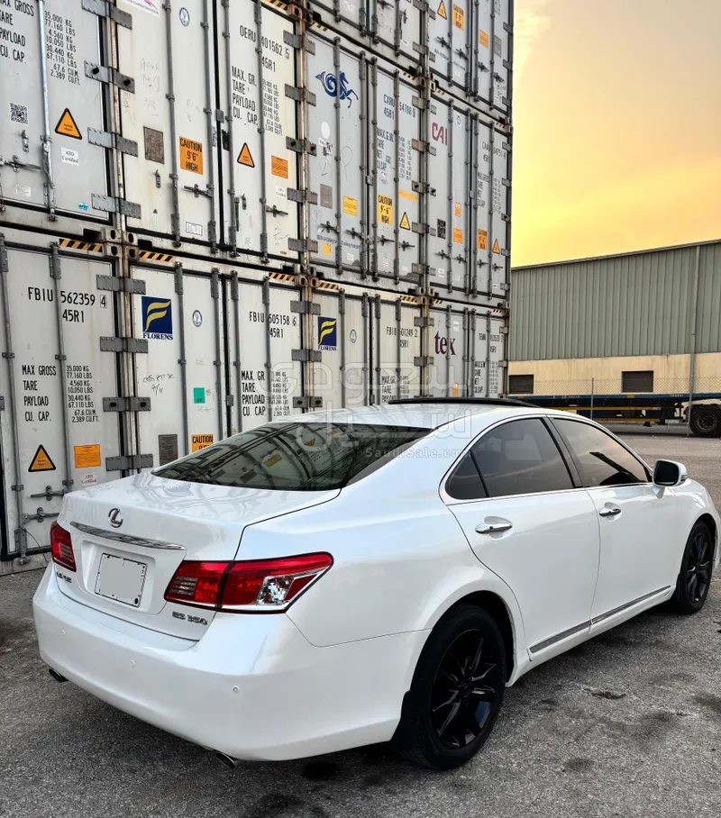 2011 لكزس إي إس 350