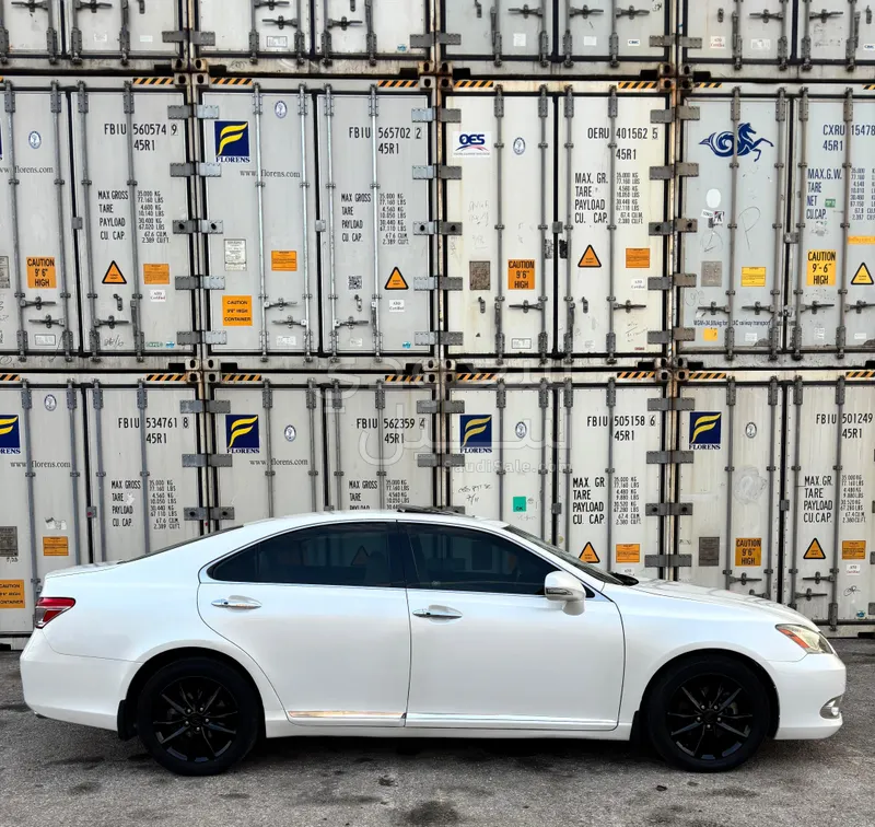 2011 لكزس إي إس 350