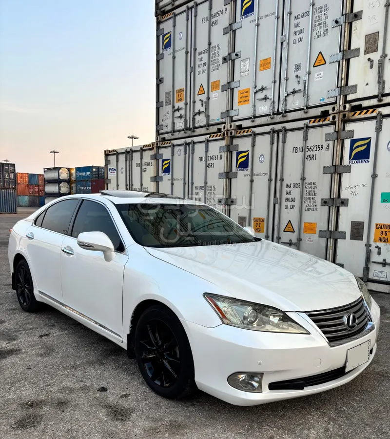 2011 لكزس إي إس 350