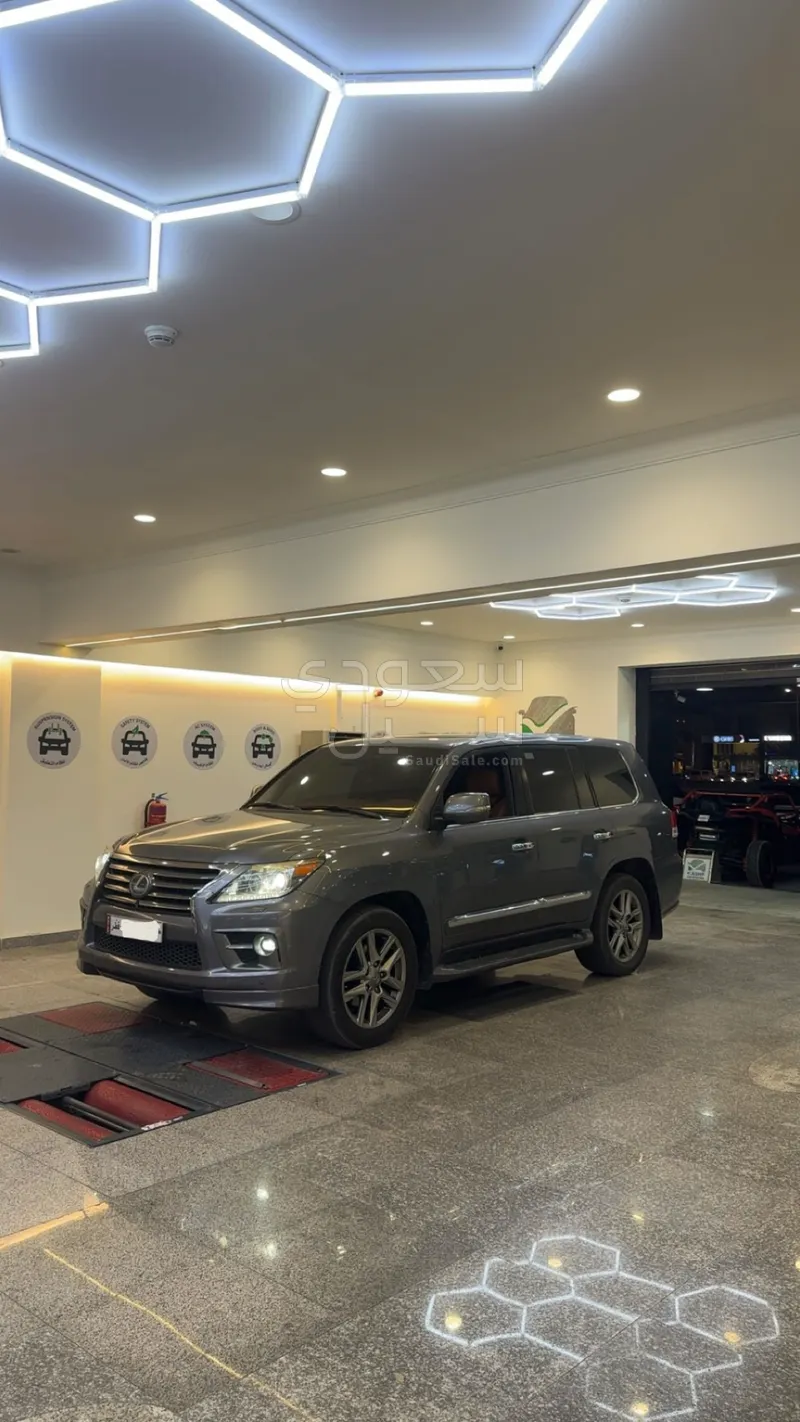 2014 لكزس إل إكس 570 اس