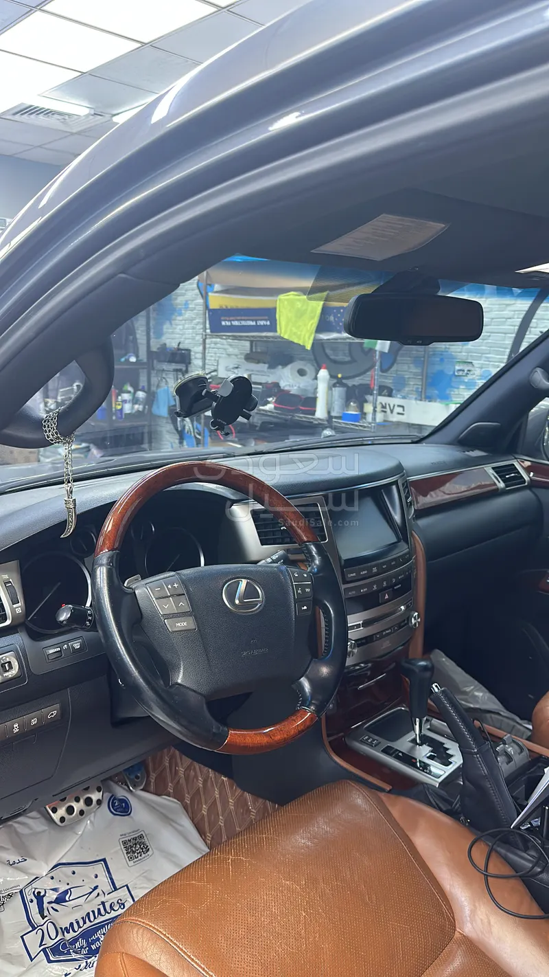 2014 لكزس إل إكس 570 اس
