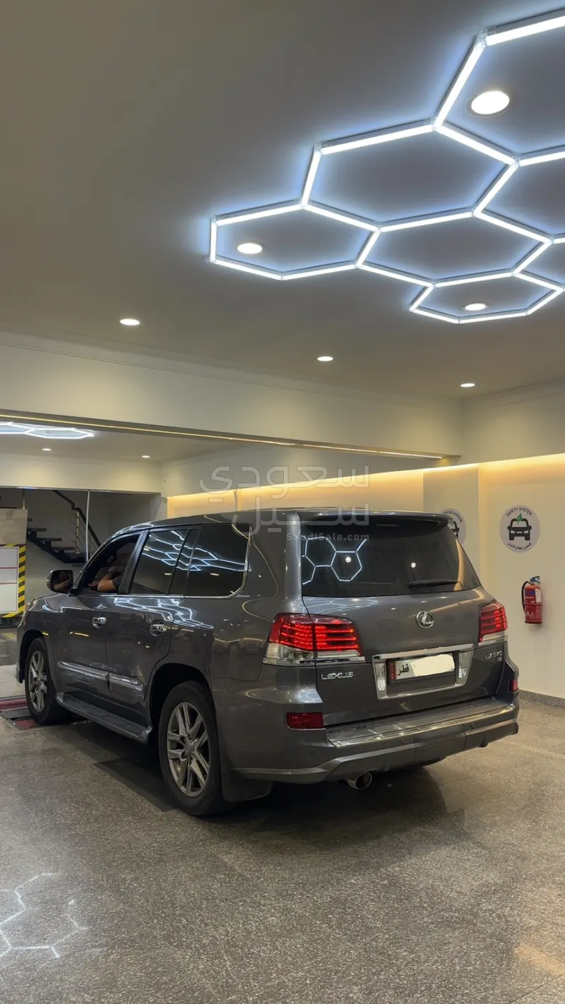 2014 لكزس إل إكس 570 اس