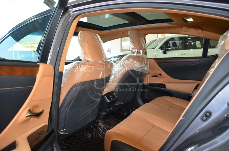 2025 لكزس إي إس 350