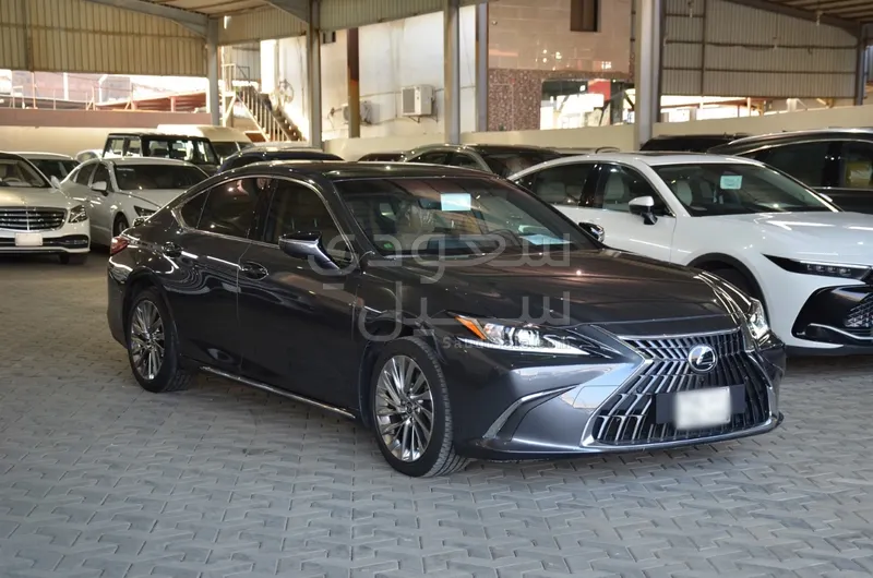 2025 لكزس إي إس 350
