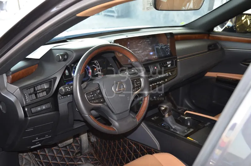 2025 لكزس إي إس 350