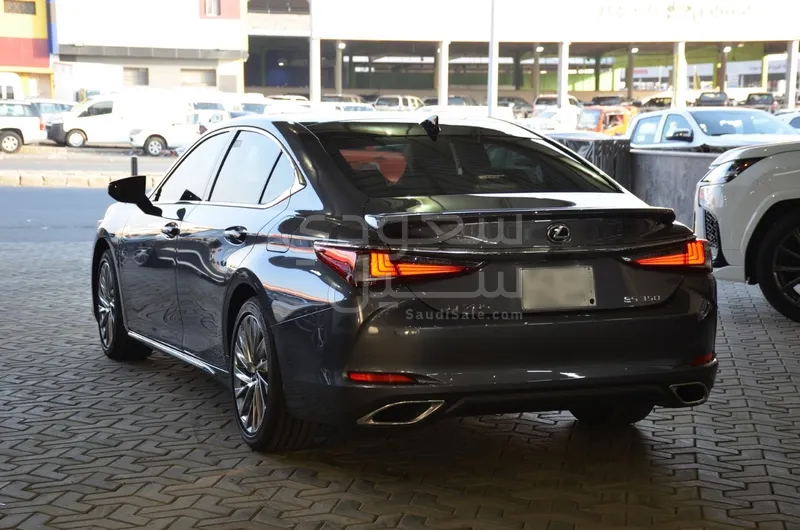 2025 لكزس إي إس 350