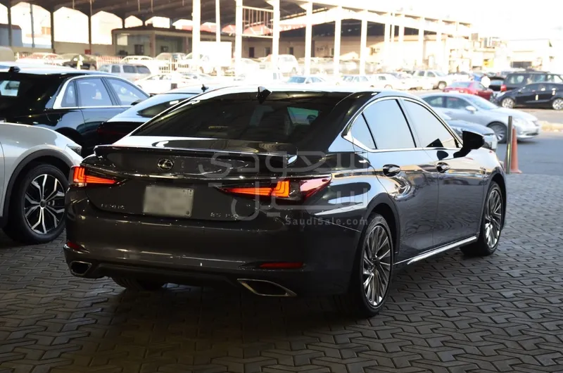 2025 لكزس إي إس 350