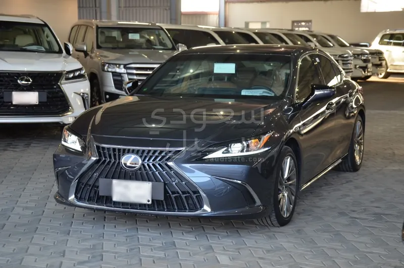 2025 لكزس إي إس 350