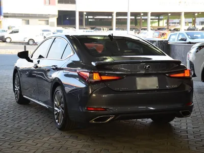 2025 لكزس إي إس 350