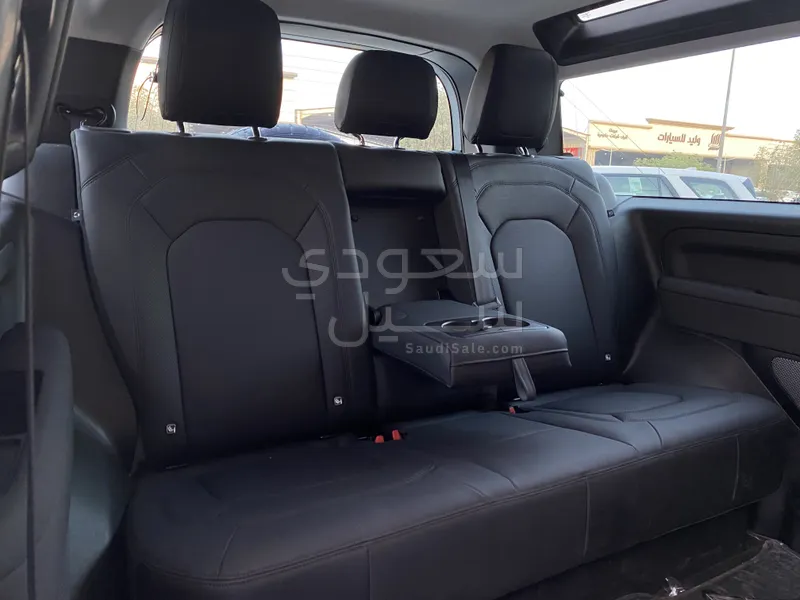 2023 لاند روفر ديفيندر 90