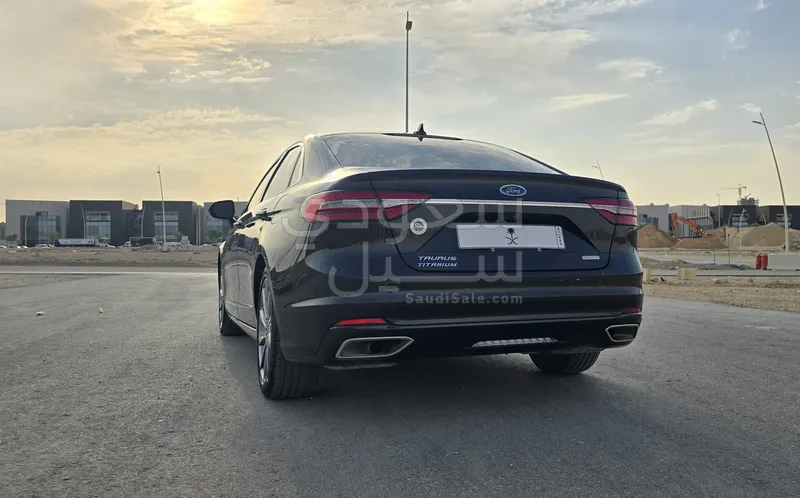 2022 فورد توروس تايتينيوم